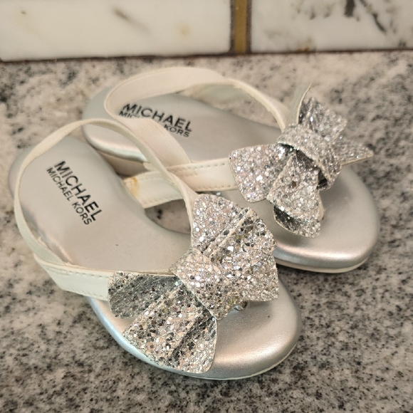 Michael Kors Silver Bow Baby / Toddler Flip Flops - Picture 1 of 5